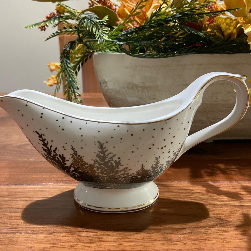 Grace Teaware Christmas Tree
Forest Silver Gold Trim Footed
Gravy Boat